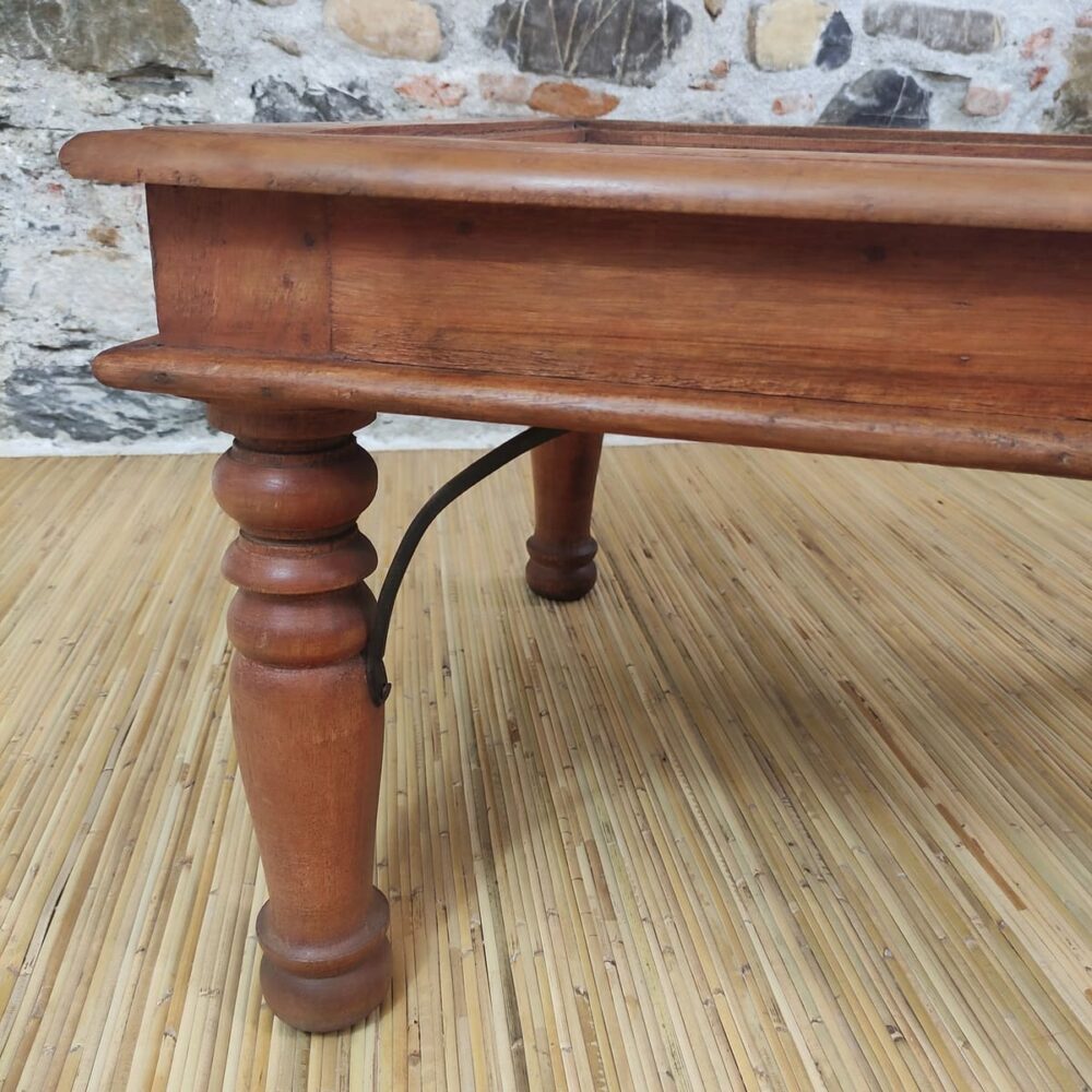 dettaglio di design artigianale classico del tavolino indiano da caffe