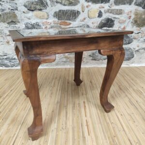 dettaglio delle gambe tavolino indiano piano traforato e vetro