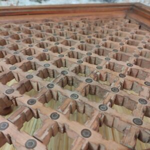 dettaglio del tavolino indiano da caffe artigianale