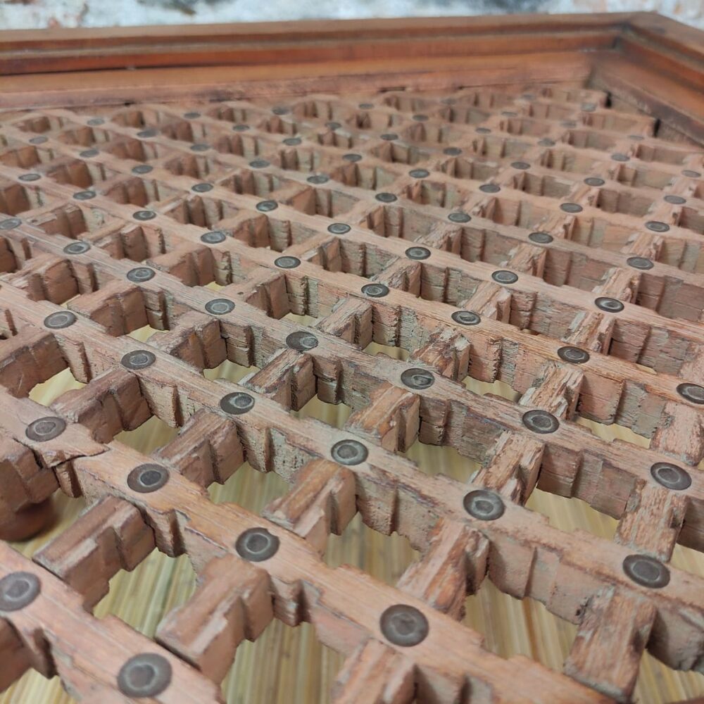 dettaglio del tavolino indiano da caffe artigianale