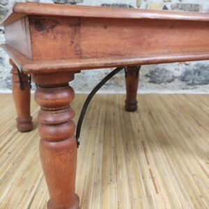 dettaglio gamba tornita del tavolino indiano da caffe