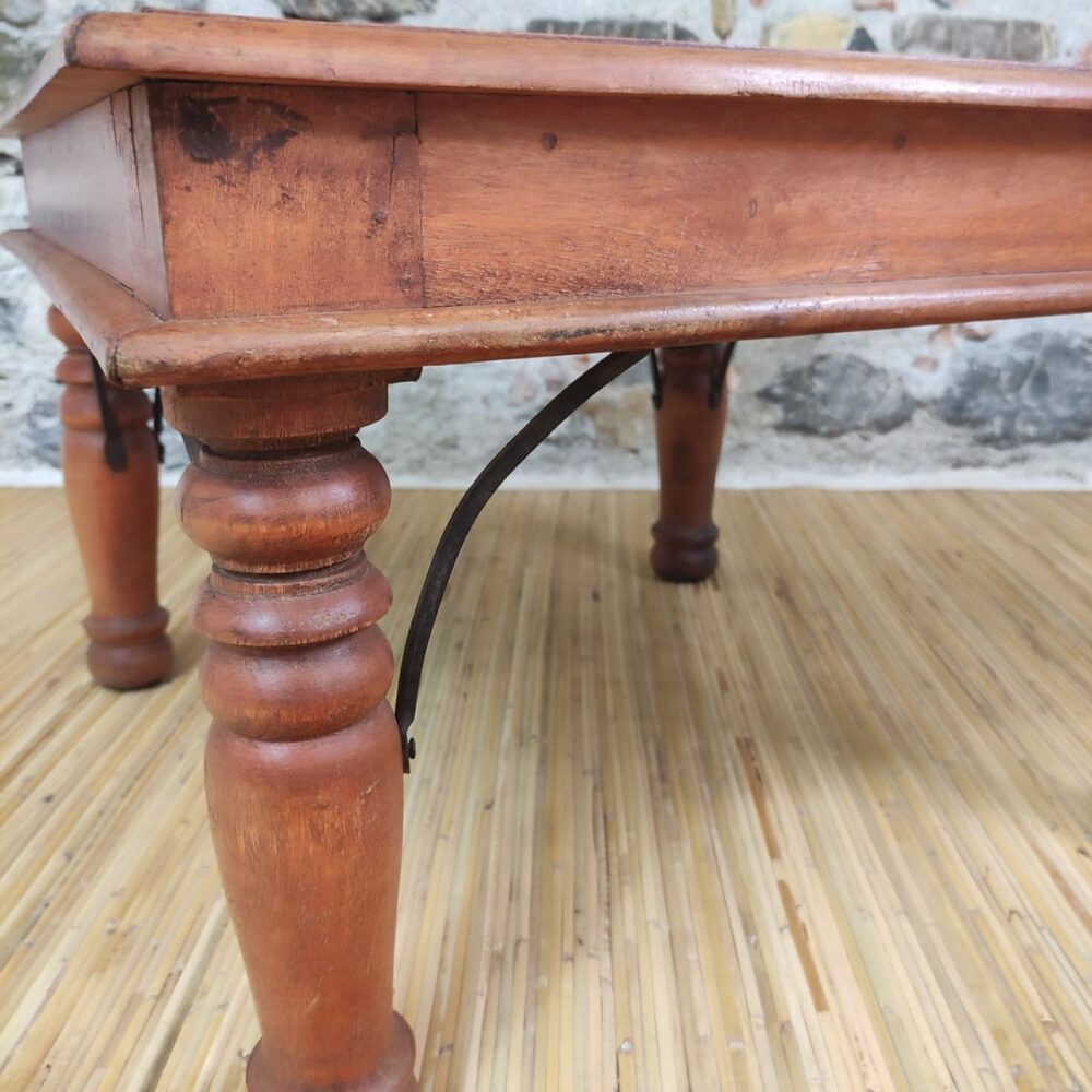 dettaglio gamba tornita del tavolino indiano da caffe