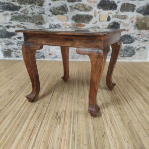 gambe a sciabola sinuose del tavolino con piano traforato e vetro