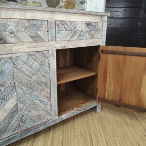 interno in legno di credenza stile marino indiana