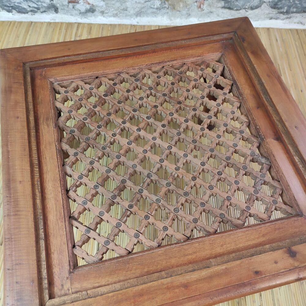 lavorazione a griglia in legno del tavolino indiano da caffe