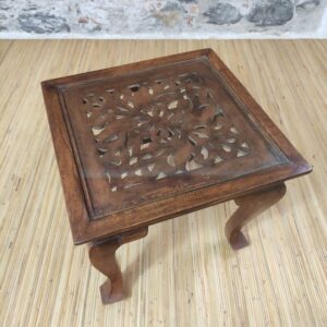 piano in legno traforato del tavolino indiano