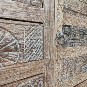 raffinato dettaglio di decorazioni scolpite legno di credenza