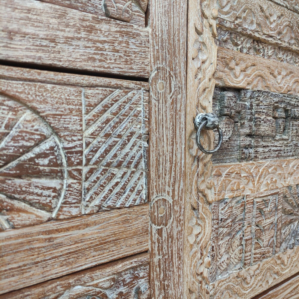 raffinato dettaglio di decorazioni scolpite legno di credenza