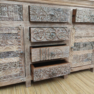 robusti cassetti con decorazioni scolpite legno di credenza