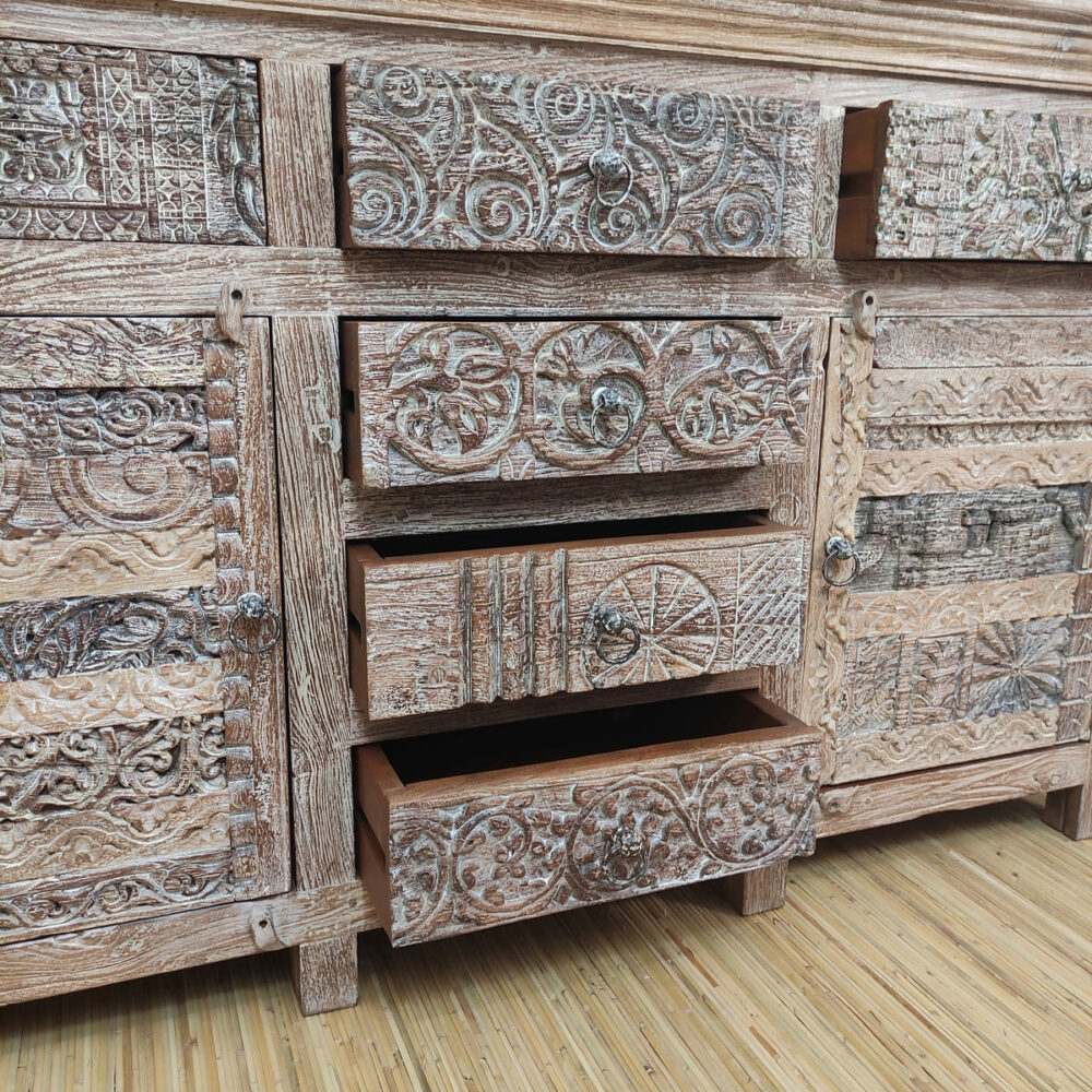 robusti cassetti con decorazioni scolpite legno di credenza