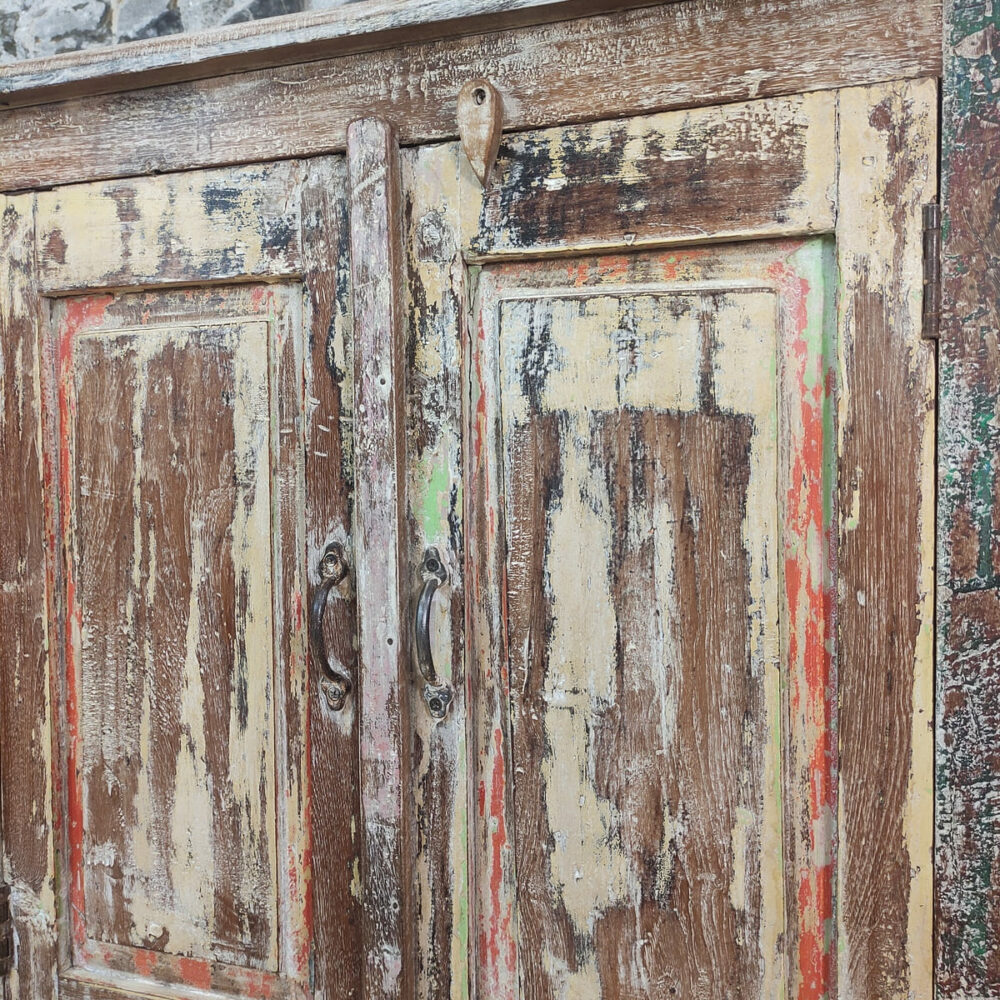 sportelli della credenza indiana rustica dai colori caldi