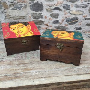portagioie in legno con volto del Buddha. su sfondo colorato. Chiusura con gancetto n metallo
