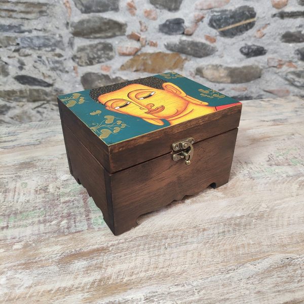 portagioie in legno con volto del Buddha su sfondo colorato