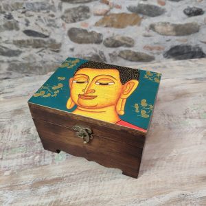 portagioie in legno con volto del Buddha su sfondo colorato
