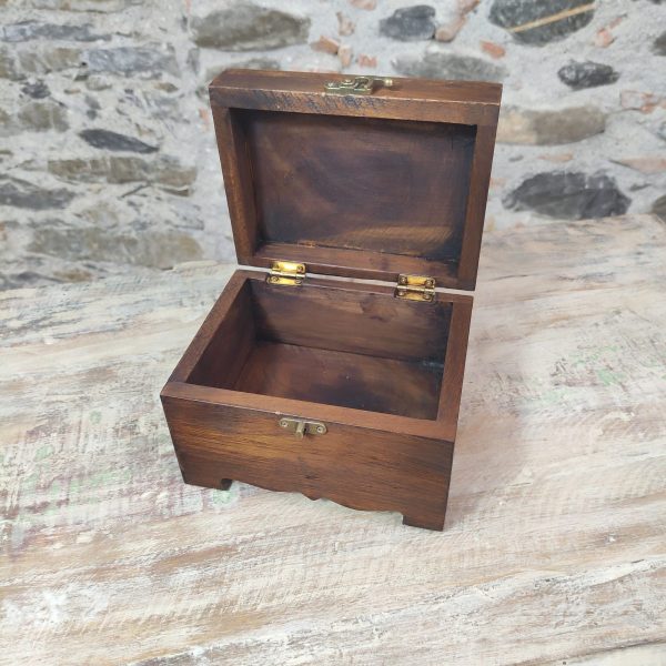 scatola portagioie in legno con volto del Buddha, con coperchio aperto