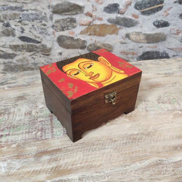 portagioie in legno con volto del Buddha su sfondo colorato rosso