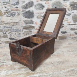 portagioie specchio indiano in legno. con coperchio aperto