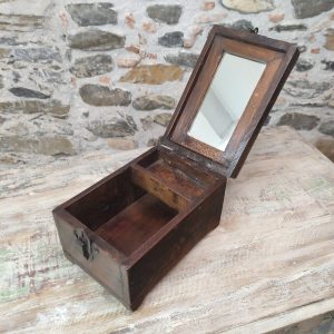PORTAGIOIE con specchio indiano in legno. con coperchio aperto
