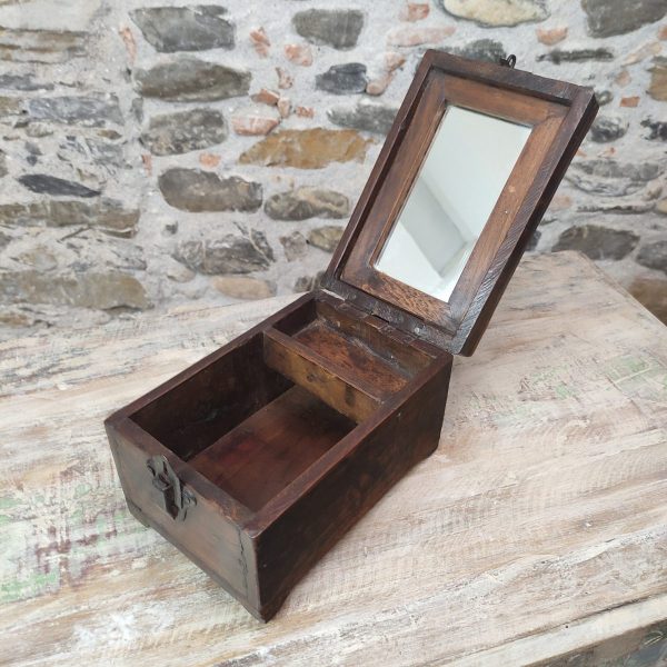 PORTAGIOIE con specchio indiano in legno. con coperchio aperto