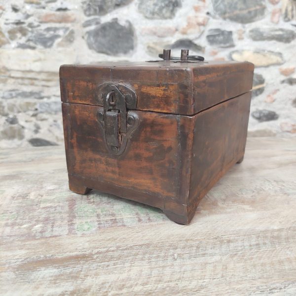 Portagioie con specchio indiano in legno. dettaglio della chiusura in metallo