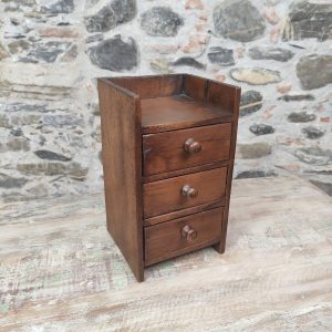 Piccola cassettiera portagioie in legno a tre cassetti