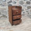 Piccola cassettiera portagioie in legno a tre cassetti aperti