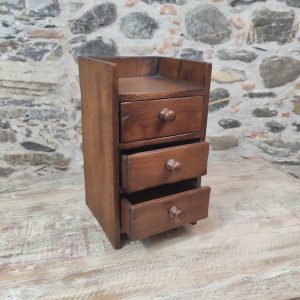 Piccola cassettiera portagioie in legno a tre cassetti aperti