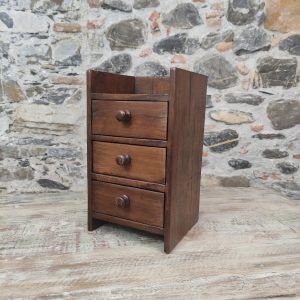 Piccola cassettiera portagioie in legno a tre cassetti