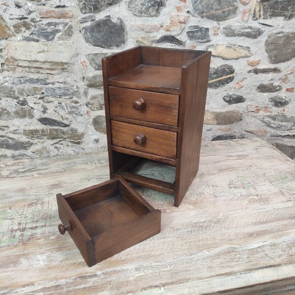 Piccola cassettiera portagioie in legno a tre cassetti