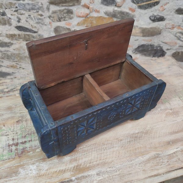 contenitore indiano portagioie blu in legno a due scomparti con coperchio aperto