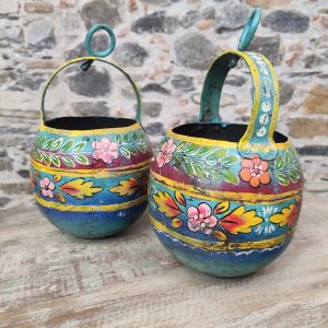 PORTA VASI IN FERRO DIPINTO A FIORI DA APPENDERE, DETTAGLIO DELLA DECORAZIONE