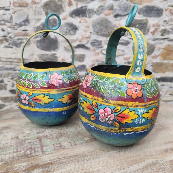 PORTA VASI IN FERRO DIPINTO A FIORI DA APPENDERE, DETTAGLIO DELLA DECORAZIONE