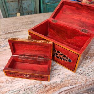 interno dipinto del portagioie in legno a fiori indiano