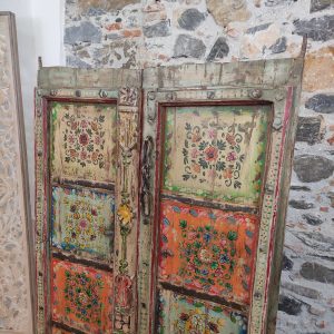 porta indiana decorata a fiori