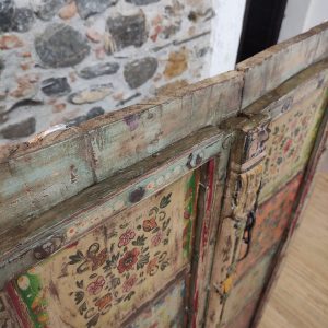 porta indiana antica decorata a fiori