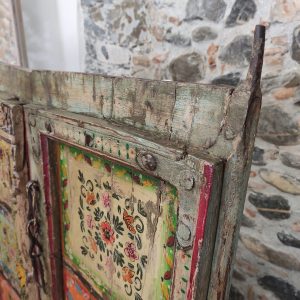 porta indiana antica decorata a fiori