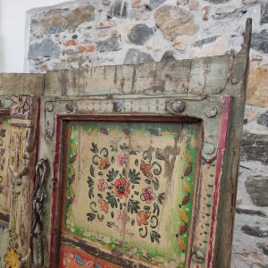porta indiana antica decorata a fiori