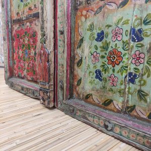 porta indiana antica decorata a fiori