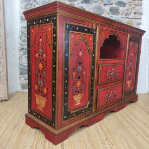 vista laterale di mobile credenza rossa a fiori