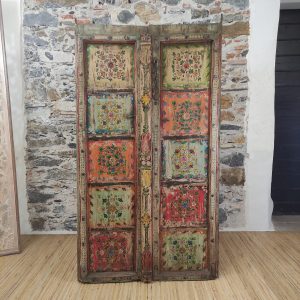 porta indiana antica decorata a fiori
