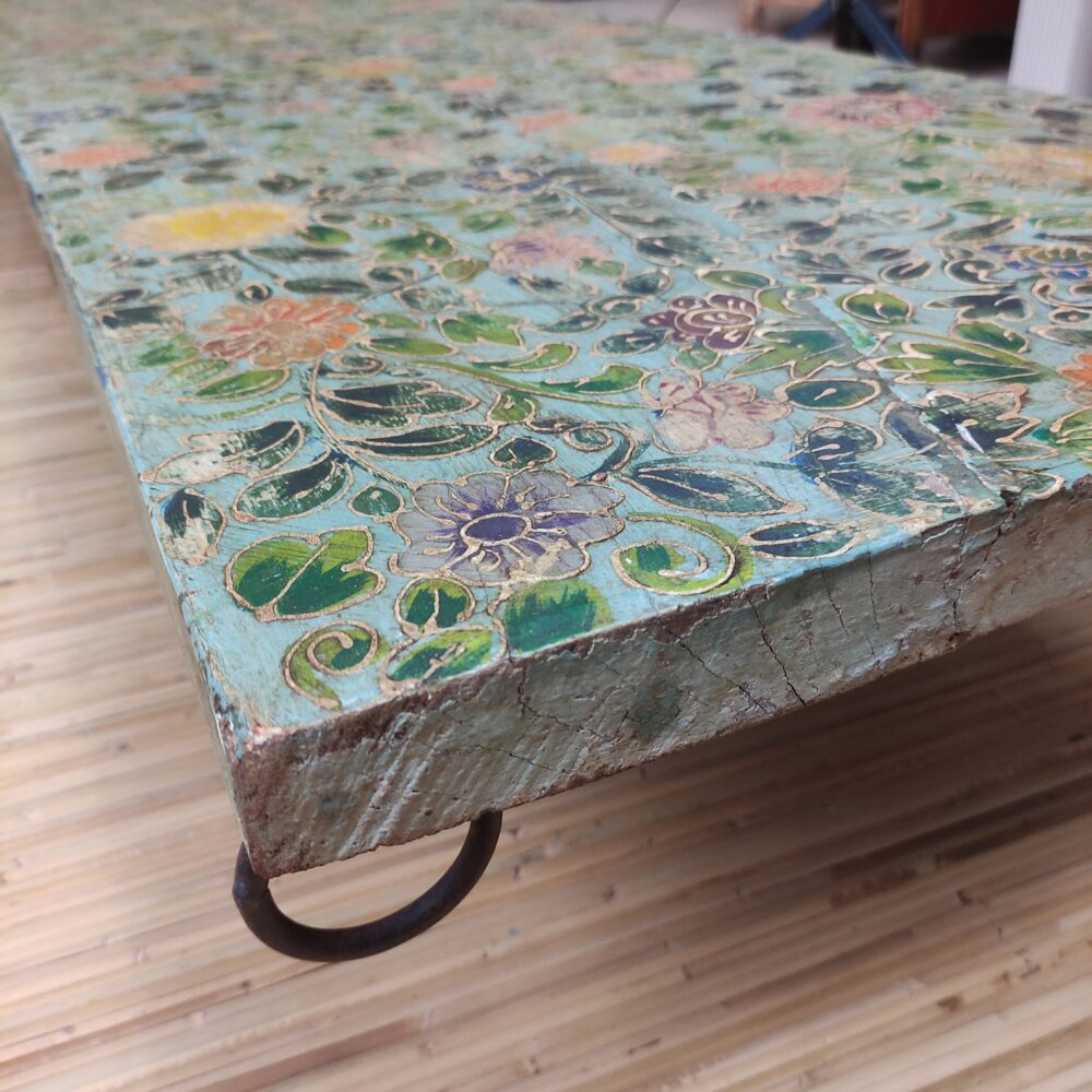 dettaglio dell'angolo di pannello decorativo floreale indiano sfondo verde acqua