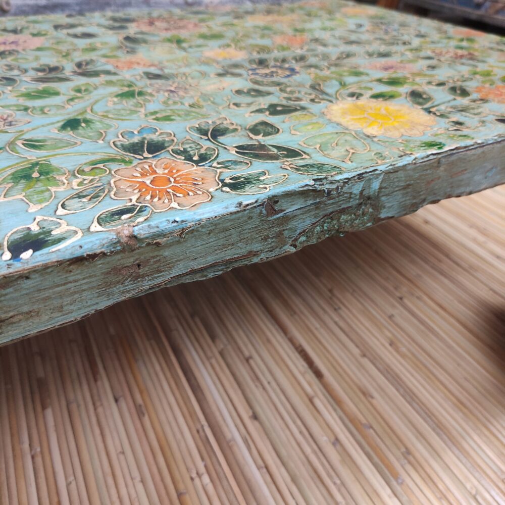 dettaglio del bordo di pannello decorativo floreale indiano sfondo verde acqua