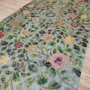 dettaglio dei fiori di diversi colori di pannello decorativo floreale indiano sfondo verde acqua
