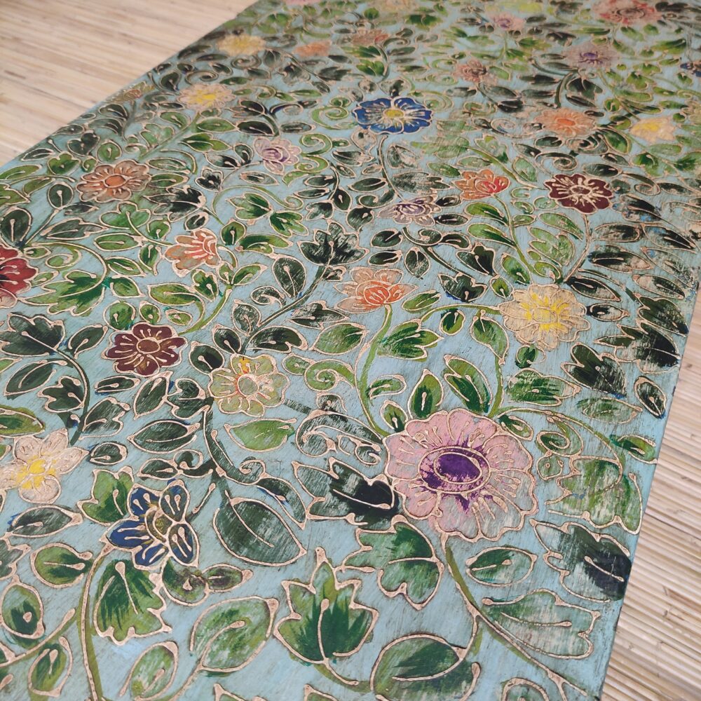 dettaglio dei fiori di diversi colori di pannello decorativo floreale indiano sfondo verde acqua