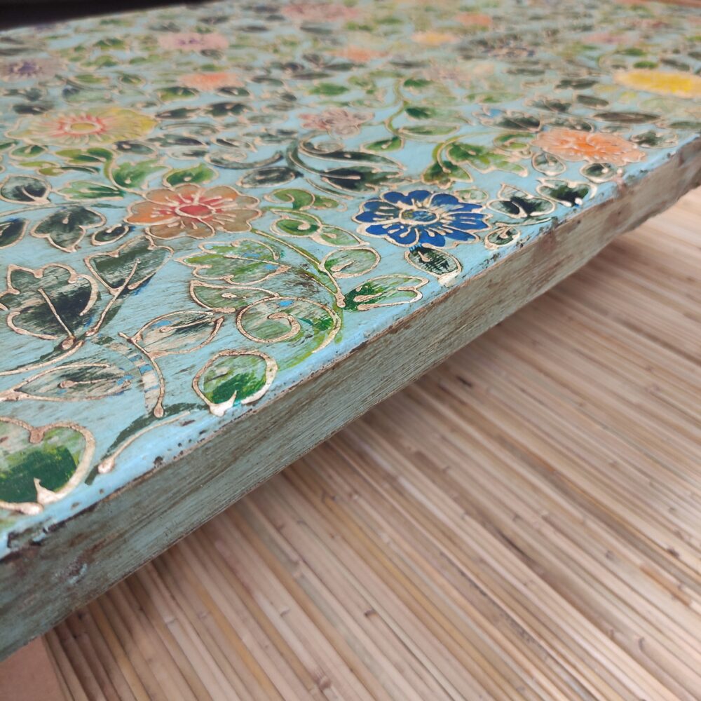 dettaglio laterale dipannello decorativo floreale indiano sfondo verde acqua