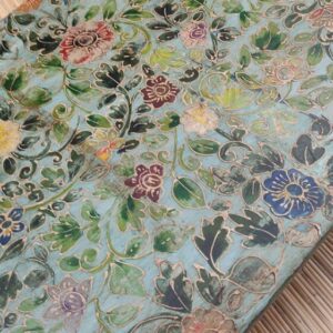dettaglio dei fiori dipinti su pannello decorativo floreale indiano sfondo verde acqua