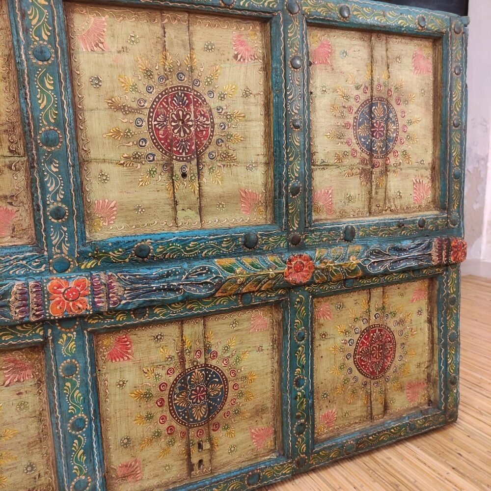 dettaglio della porta indiana originale decorata