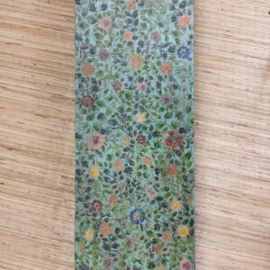 veduta completa verticale di pannello decorativo floreale indiano sfondo verde acqua