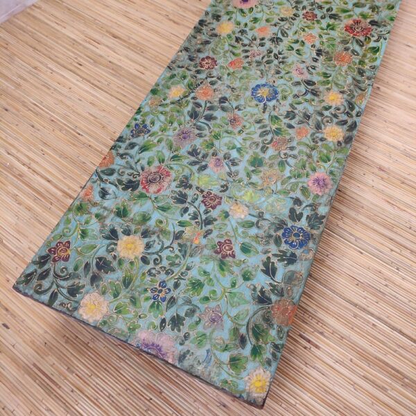 parte di pannello decorativo floreale indiano sfondo verde acqua con fiori di diversi colori