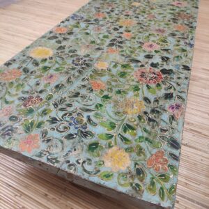 vista parziale di pannello decorativo floreale indiano sfondo verde acqua